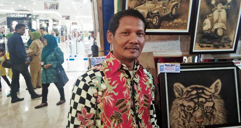 Di Tangan Marah Rusli,  Ampas Kopi dan Teh Jadi Lukisan Bernilai Ratusan Juta